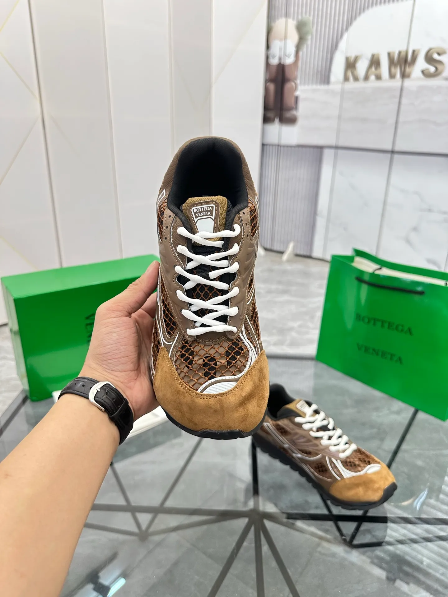 Factory men's shoes 💰: 620💰 (top version) BV Orbit sneakers Wang Yibo's same style couple's dad shoes Runner sneakers, made of lightweight technical mesh fabric. Matched with geometric pattern designed rubber outsole Wang Zha series high version Look for the package craftsmanship The actual height is much higher, but the legs are still slim. Very nice and playable and durable Matching to the standard 💯 Package shoe technology Look for the high version The outsole is made of color-blocked TPU outsole Women's model 35 36 37 38 39 40 41 (40 41 customized) Men's model 38 39 40 41 42 43 44 45. (Customized size 38 45.46) No. H345